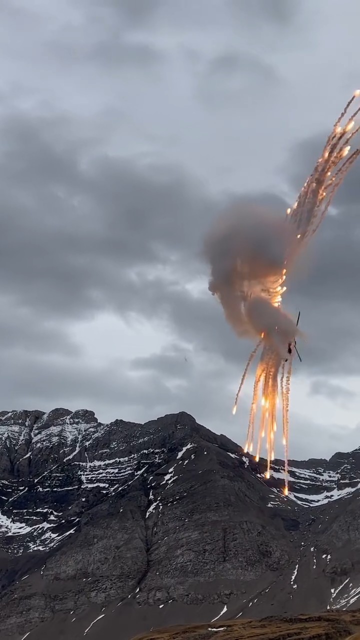  O Incrível Show de Flares do Super Puma na Suíça! 🇨🇭 Axalp Airshow hostyshop hosty (MP4)